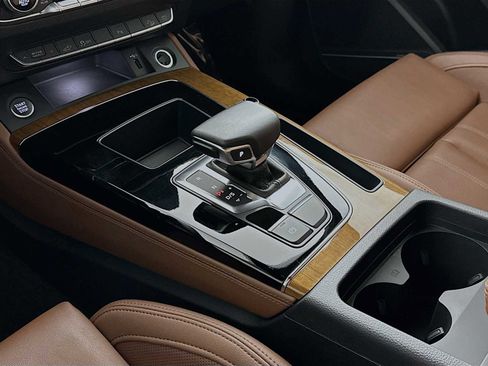 Used 2024 Audi Q5 e Premium Plus w/ Premium Plus Package image 16