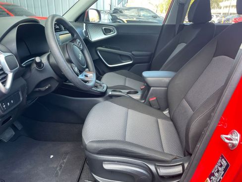 Used 2025 Kia Soul LX w/ LX Technology Package FWD image 24