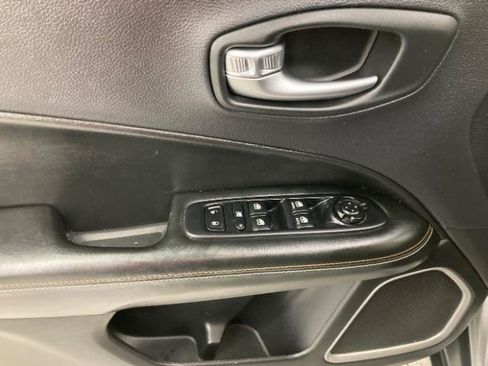 Used 2017 Jeep Compass Latitude w/ Cold Weather Group FWD image 31