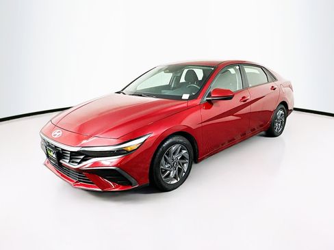 Used 2024 Hyundai Elantra SEL image 3