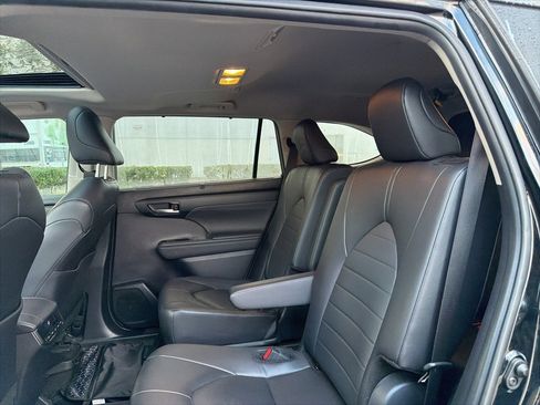 Used 2024 Toyota Highlander XLE image 10