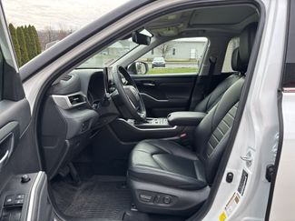 Used 2022 Toyota Highlander XLE video 3