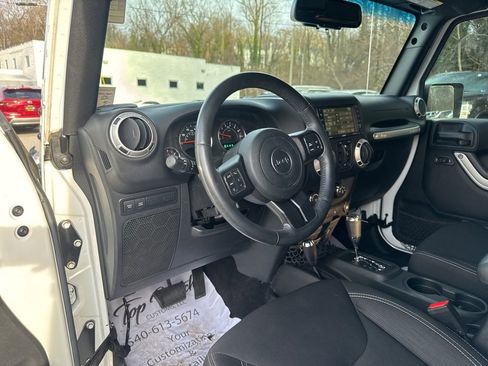 Used 2016 Jeep Wrangler Unlimited Rubicon w/ Connectivity Group image 9