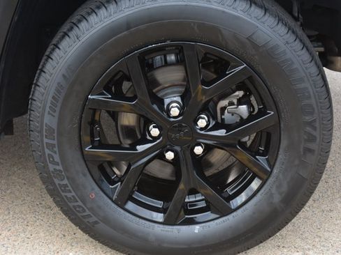 Used 2024 Jeep Grand Cherokee Altitude RWD image 9