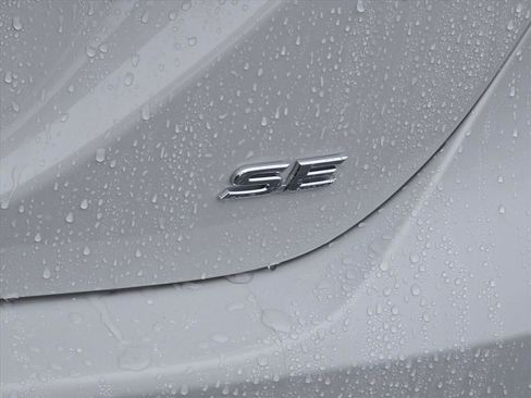 Used 2024 Toyota Camry SE image 11