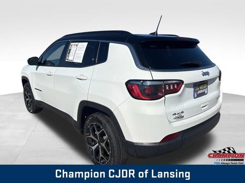 Used 2025 Jeep Compass Limited AWD/4WD image 5