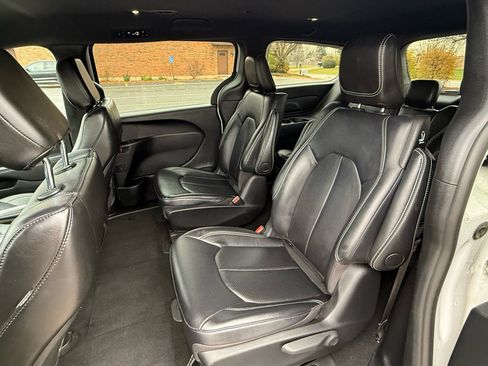 Used 2024 Chrysler Pacifica Select image 21