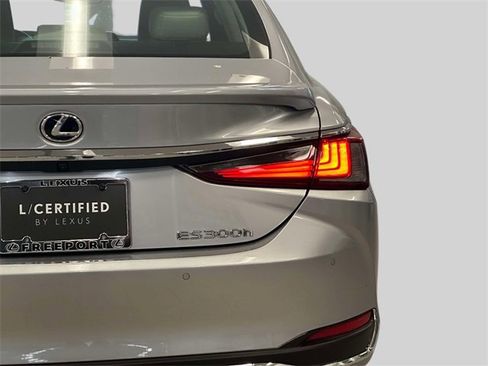 Used 2025 Lexus ES 300h w/ Premium Package image 11