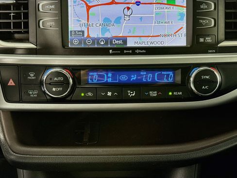 Used 2017 Toyota Highlander XLE AWD/4WD image 16