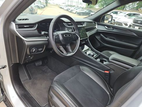 Used 2025 Jeep Grand Cherokee Altitude AWD/4WD image 13