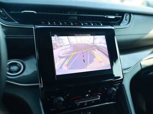 Used 2022 Jeep Grand Cherokee L Laredo image 23