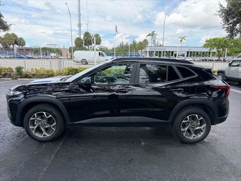 Used 2025 Chevrolet Trax LT FWD image 3
