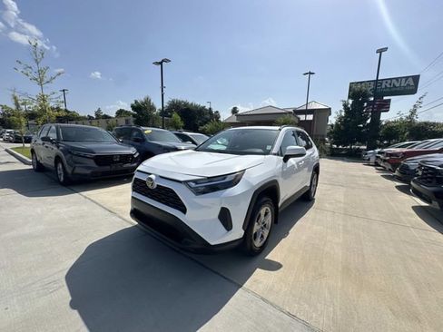 Used 2022 Toyota RAV4 XLE w/ Convenience Package FWD image 3