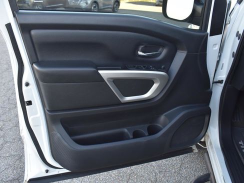 Used 2021 Nissan Titan SV w/ SV Convenience Package image 27