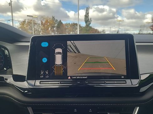 Used 2024 Volkswagen Atlas Cross Sport SE image 19