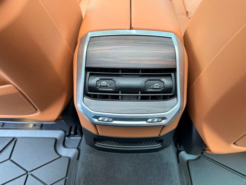Used 2023 BMW 740i w/ Parking Assistance Package RWD image 16