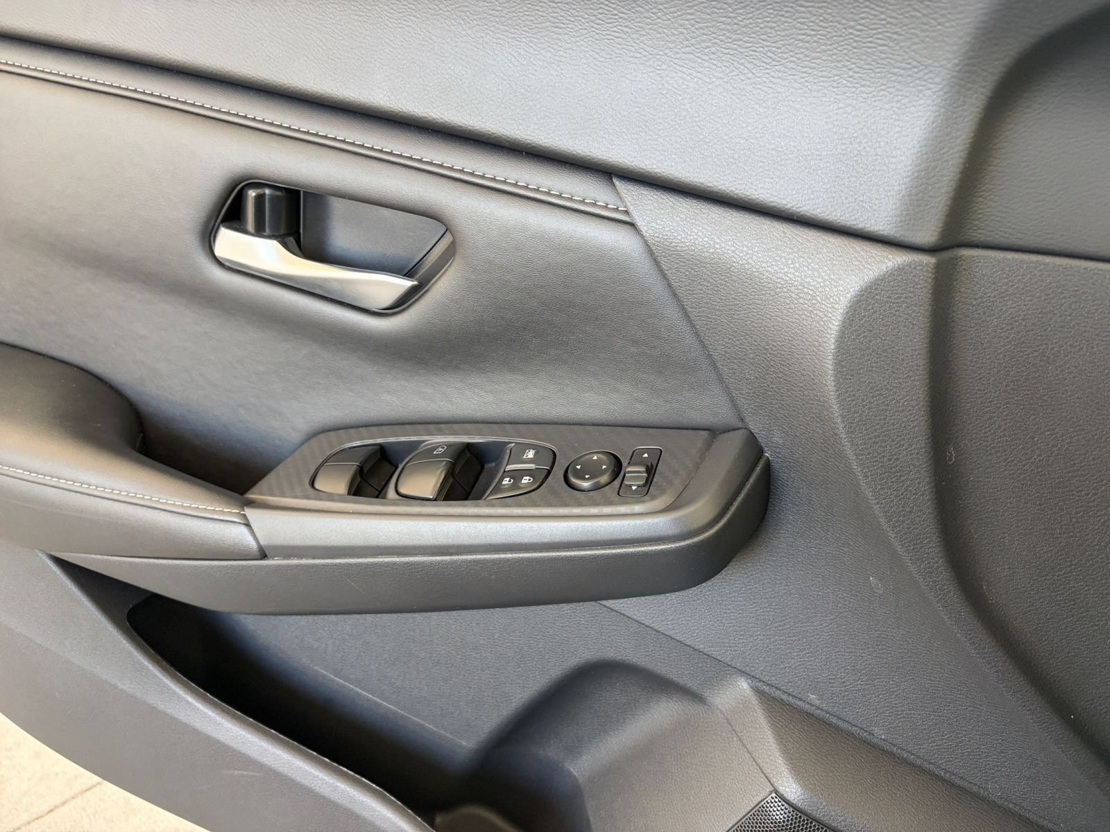 Used 2025 Nissan Sentra SV FWD image 18