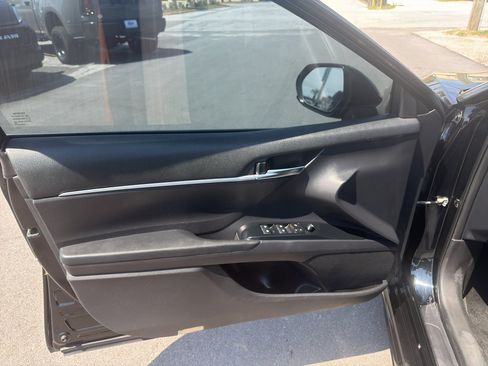 Used 2019 Toyota Camry SE FWD image 9