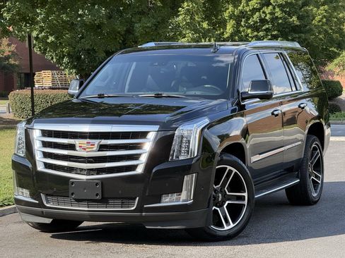 Used 2020 Cadillac Escalade Luxury AWD/4WD image 2