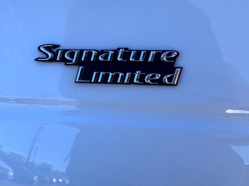 Used 2011 Lincoln Town Car Signature Limited image 5