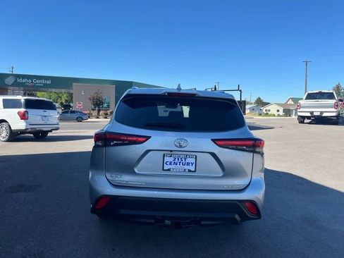 Used 2022 Toyota Highlander XLE AWD/4WD image 9