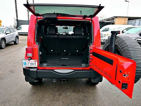 Used 2015 Jeep Wrangler Unlimited Sahara image 8