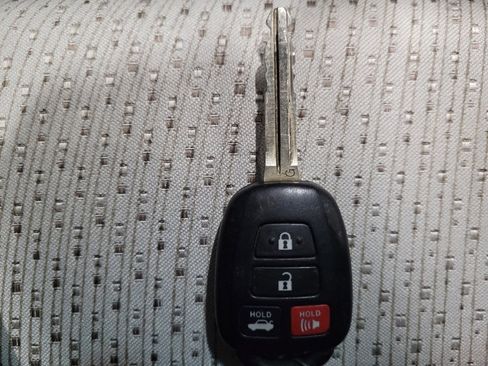 Used 2014 Toyota Camry XLE image 32