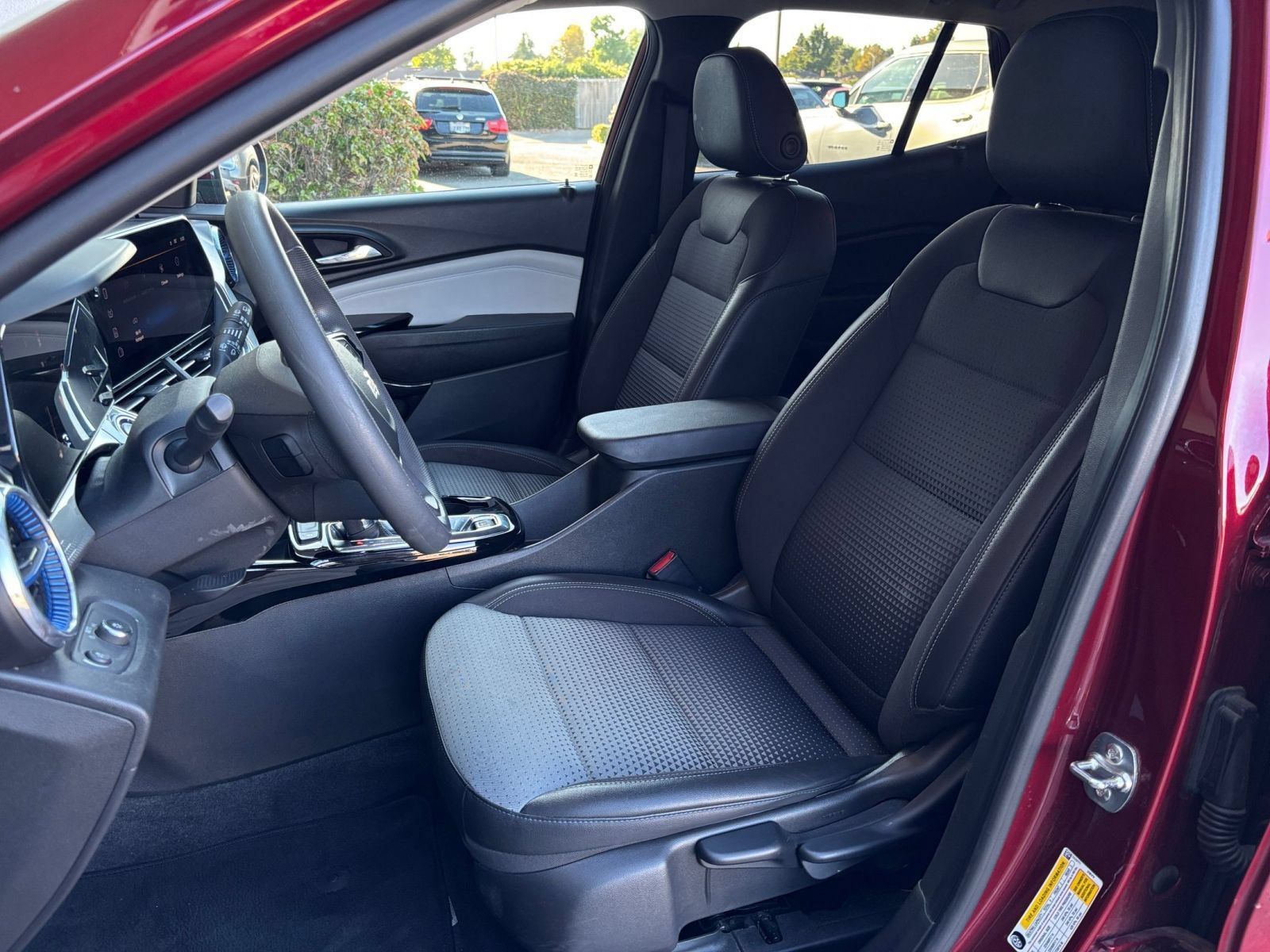 Used 2025 Chevrolet Trax LT FWD image 35