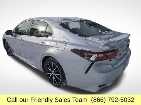 Used 2023 Toyota Camry SE image 3