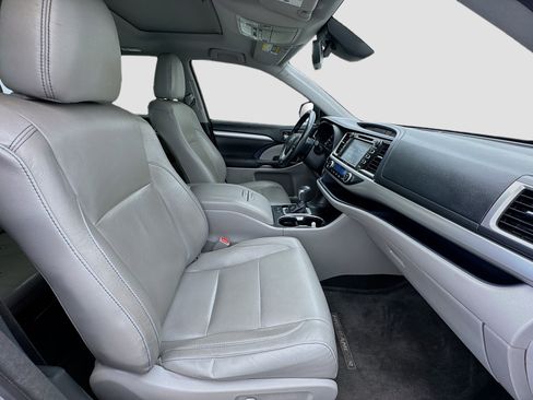 Used 2017 Toyota Highlander XLE w/ Carpet Mat Package image 21