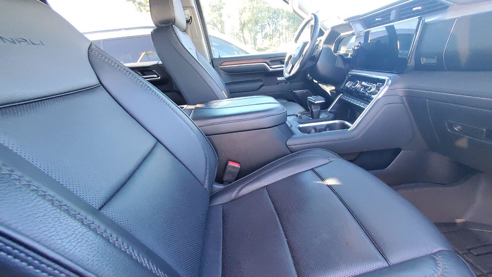 Used 2024 GMC Sierra 1500 Denali w/ Technology Package AWD/4WD image 4