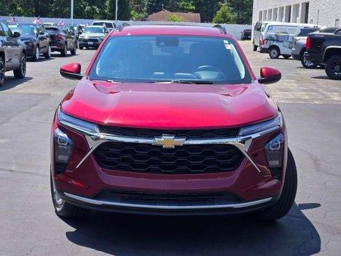 Certified 2025 Chevrolet Trax LT w/ LT Convenience Package FWD image 4