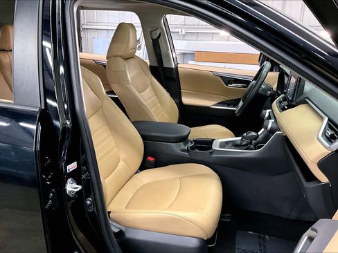 Used 2020 Toyota RAV4 XLE Premium image 9