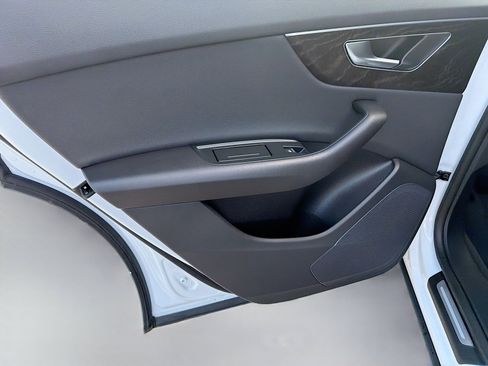 Used 2023 Audi Q8 Premium image 26