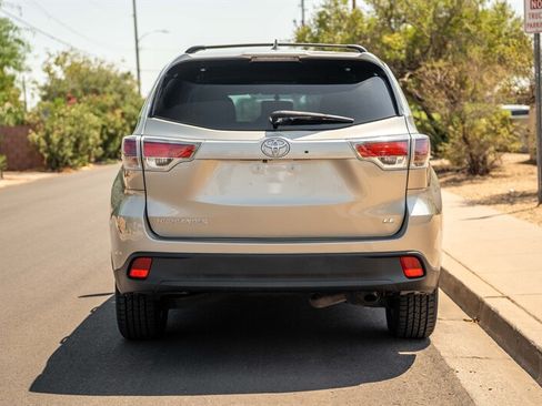 Used 2016 Toyota Highlander Plus FWD image 4