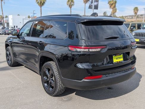 Used 2023 Jeep Grand Cherokee L Laredo image 8