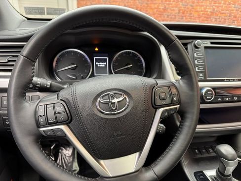 Used 2019 Toyota Highlander AWD V6 image 14