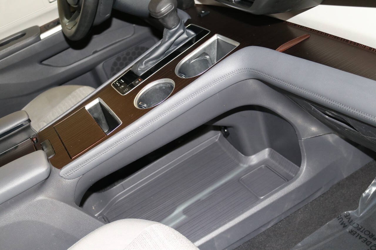 Used 2023 Toyota Sienna LE AWD/4WD image 59