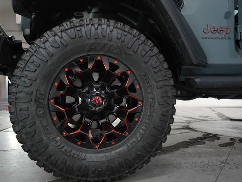 Used 2025 Jeep Wrangler Unlimited Rubicon w/ Convenience Group AWD/4WD image 30