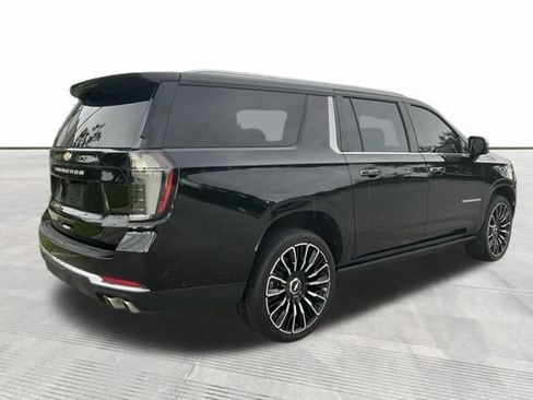 Used 2025 Chevrolet Suburban High Country AWD/4WD image 5