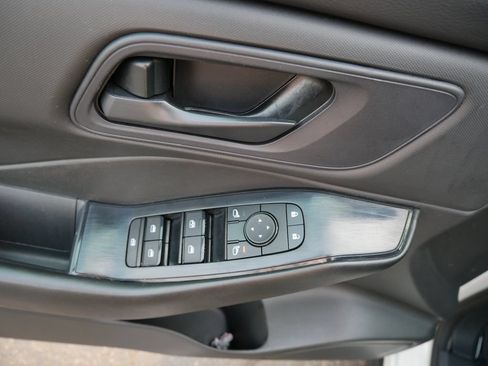 Used 2024 Nissan Rogue S AWD/4WD image 16