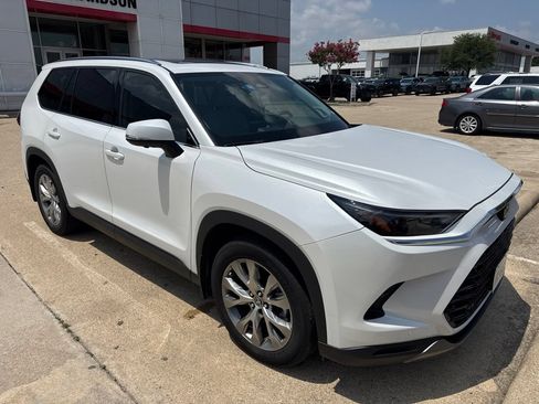 Used 2025 Toyota Grand Highlander FWD image 2