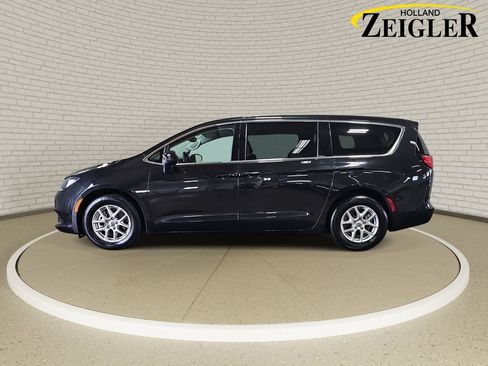 Used 2023 Chrysler Voyager LX FWD image 8