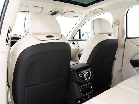 Used 2024 Bentley Bentayga V8 image 22