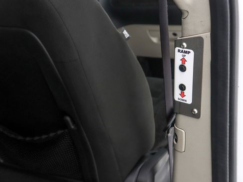 Used 2016 Dodge Grand Caravan SXT w/ UConnect Hands-Free Group image 18