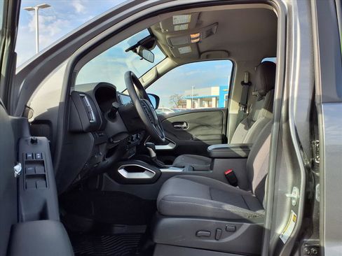 Used 2025 Nissan Frontier SV image 19