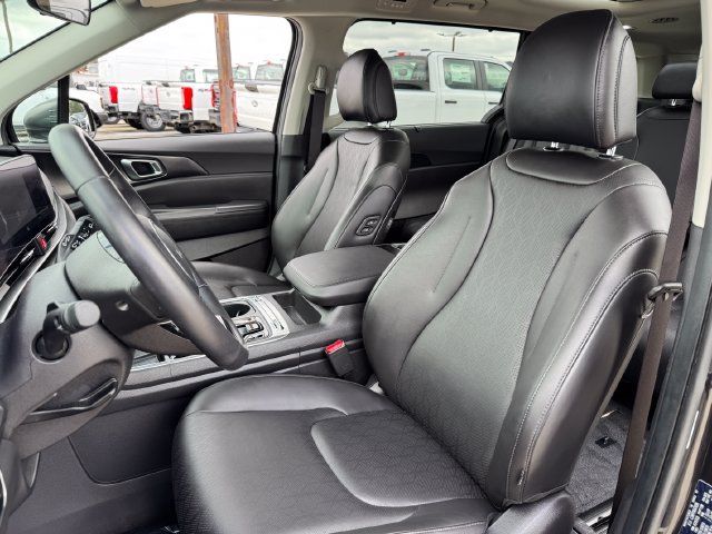 Used 2025 Kia Carnival SX w/ SX Dark Edition Package FWD image 14