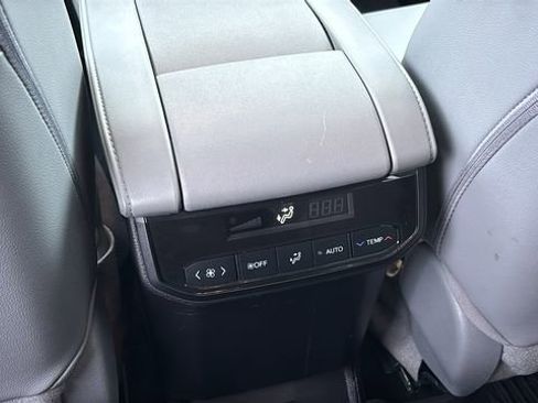 Used 2022 Toyota Highlander XLE image 8