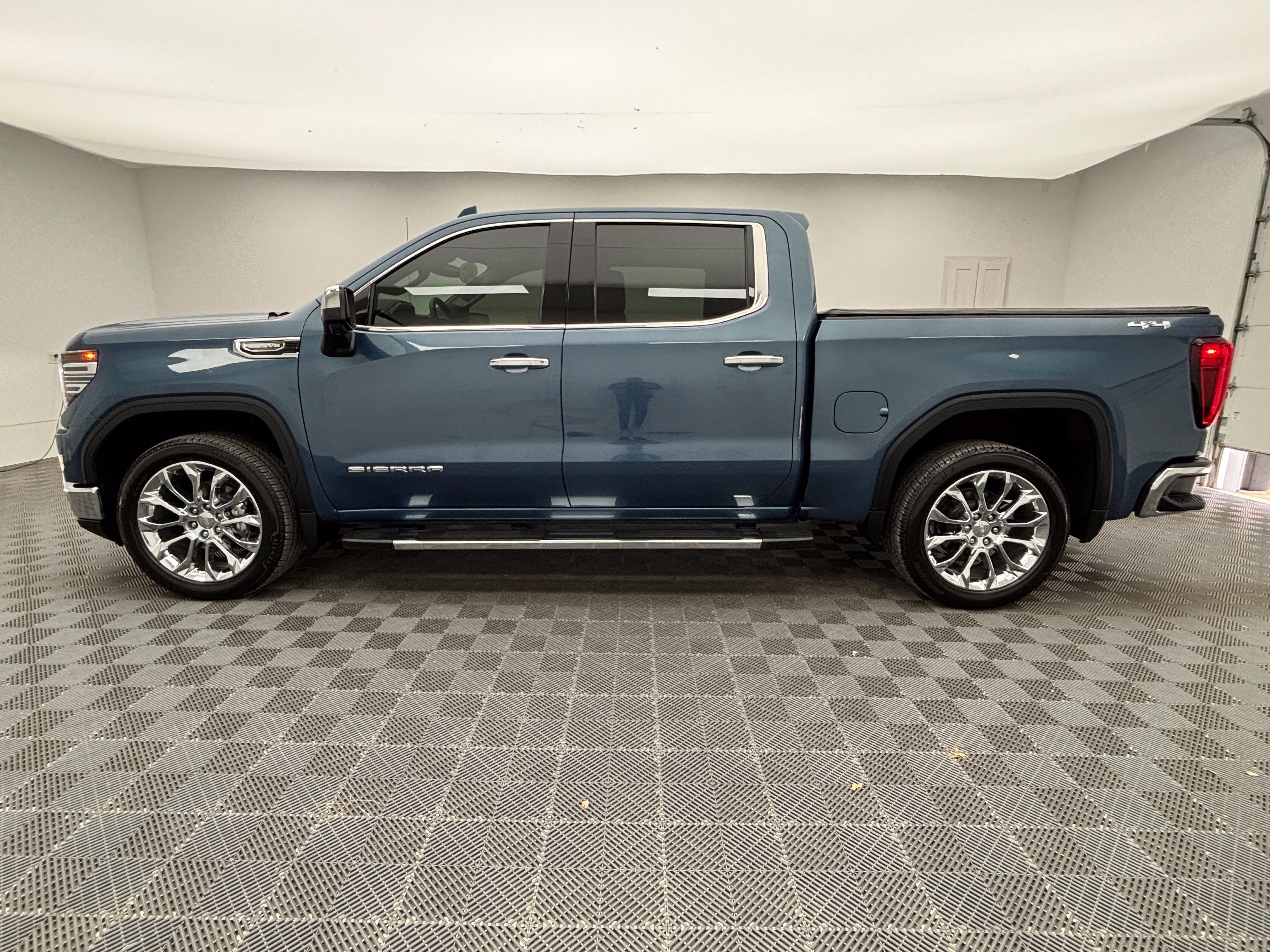 Used 2024 GMC Sierra 1500 SLT w/ SLT Convenience Package AWD/4WD image 11