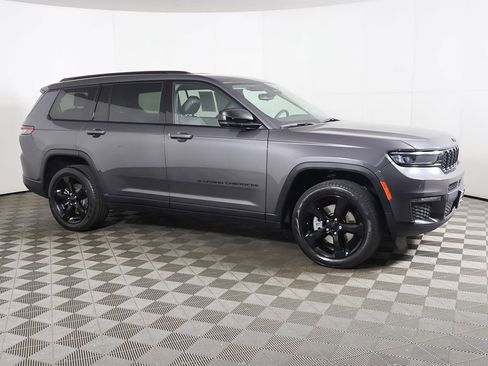 Used 2023 Jeep Grand Cherokee L Limited w/ Black Appearance Package AWD/4WD image 16